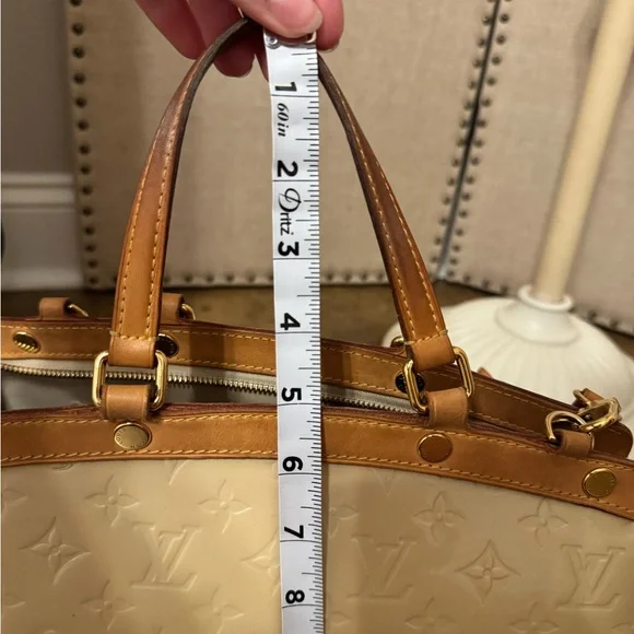 AUTHENTIC- Louis Vuitton Brea MM in Blanc Corail Vernis - Picture 13 of 15